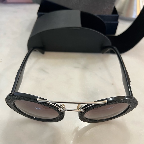 Prada sunglasses - Picture 5 of 9